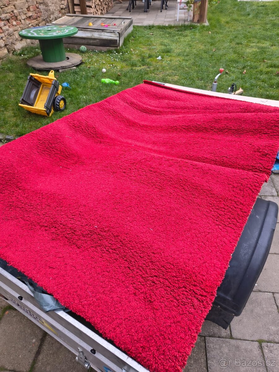 Rudy koberec s vysokym vlasem