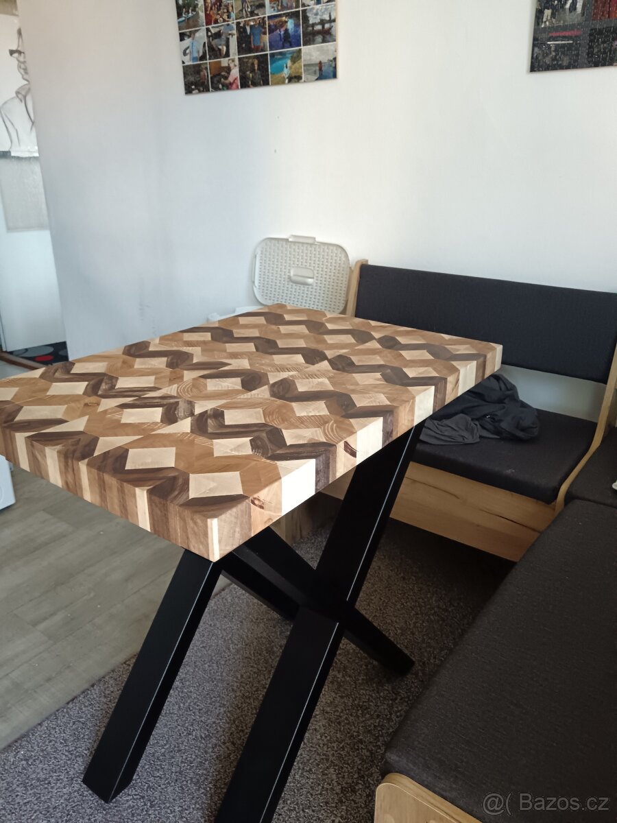 Jídelní stůl