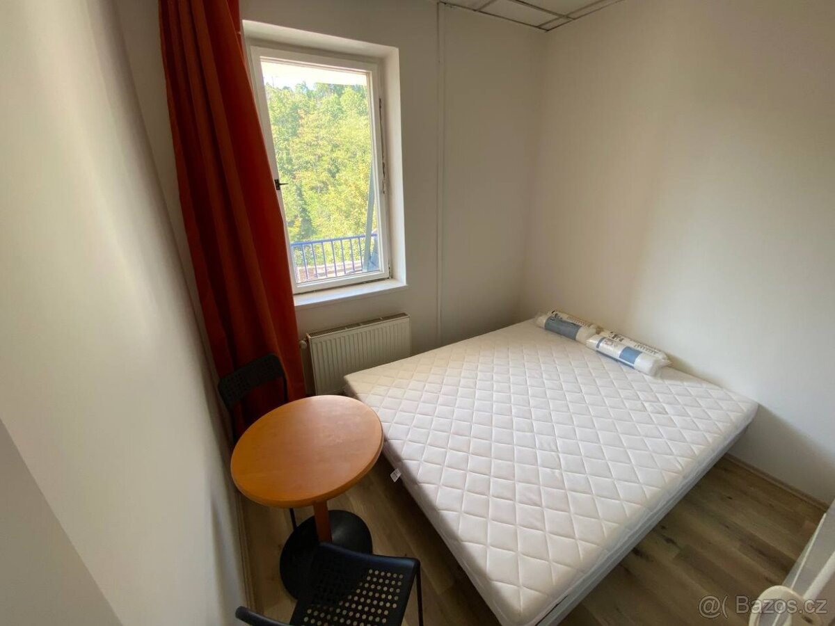 Pronájem — pokoj pro pár v Žižkově, Praha 3