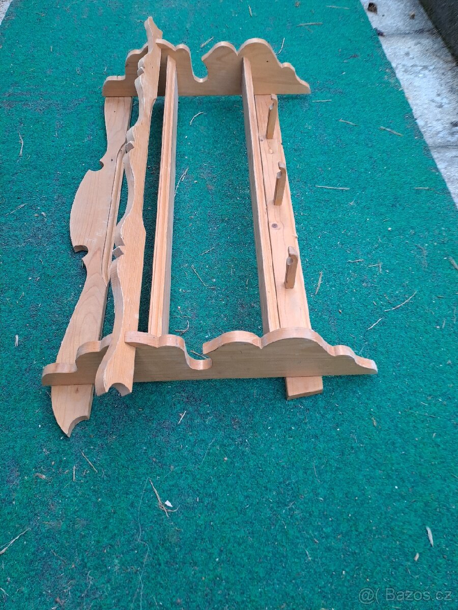 Vyřezávaná polička