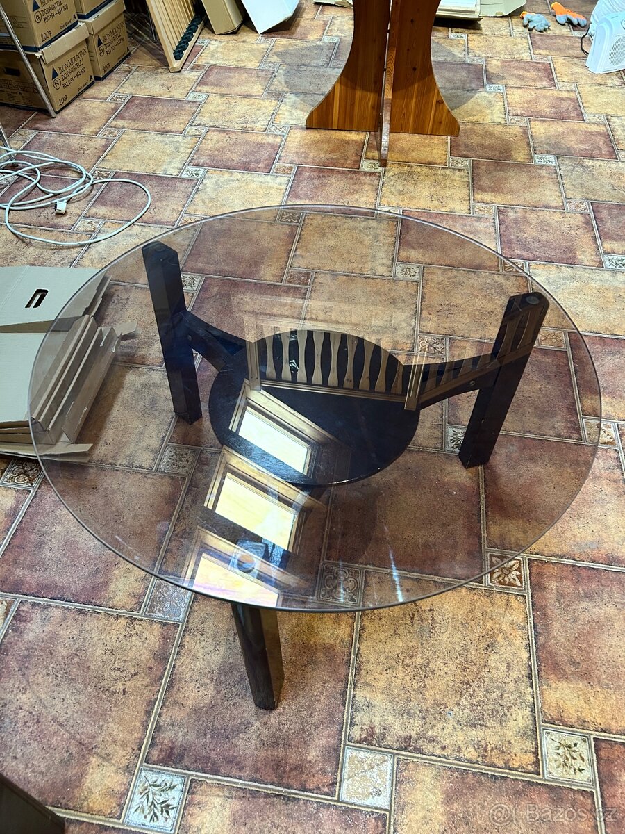 Dřevěný konferenční stolek