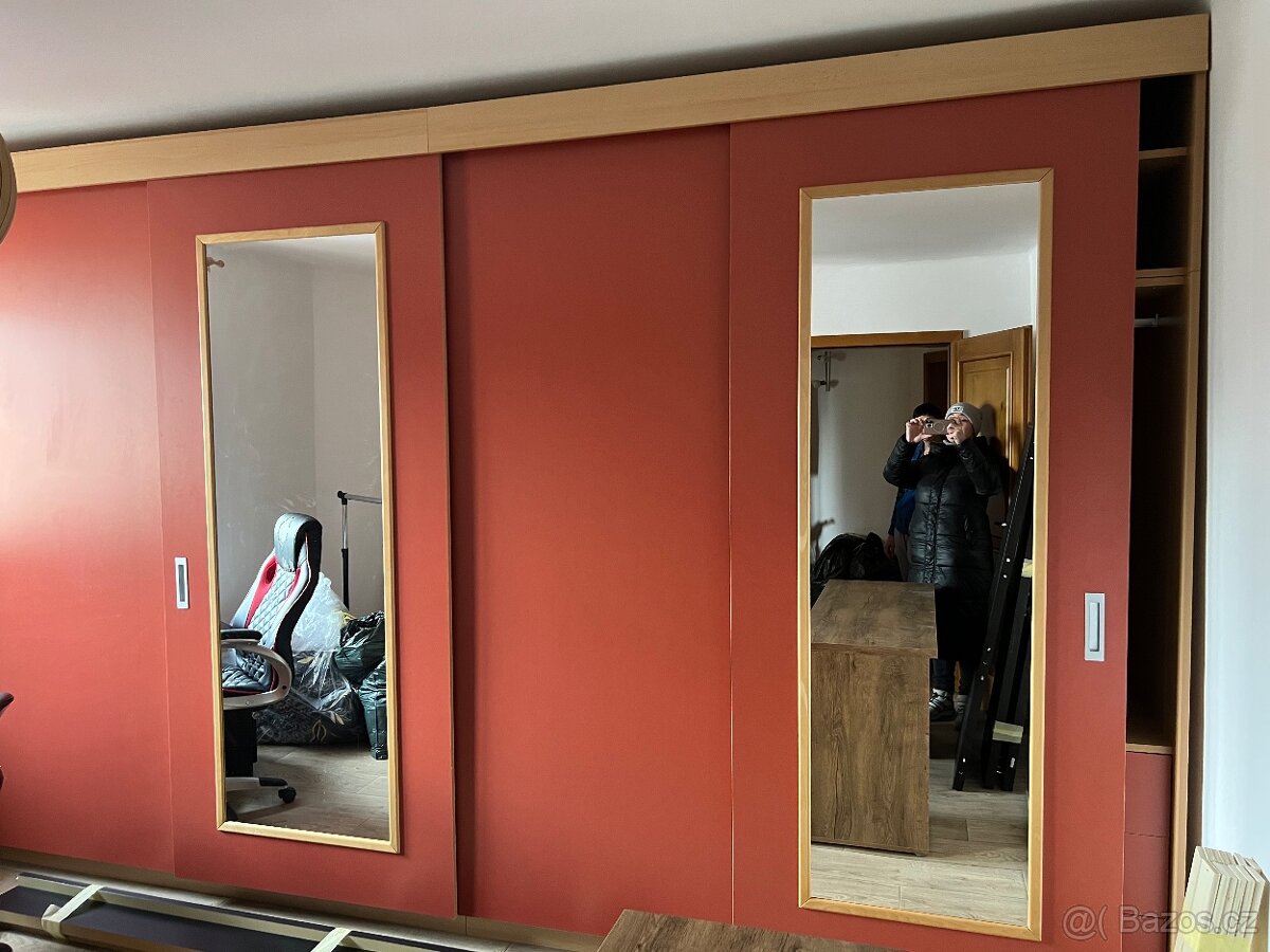 Vestavěná skříň