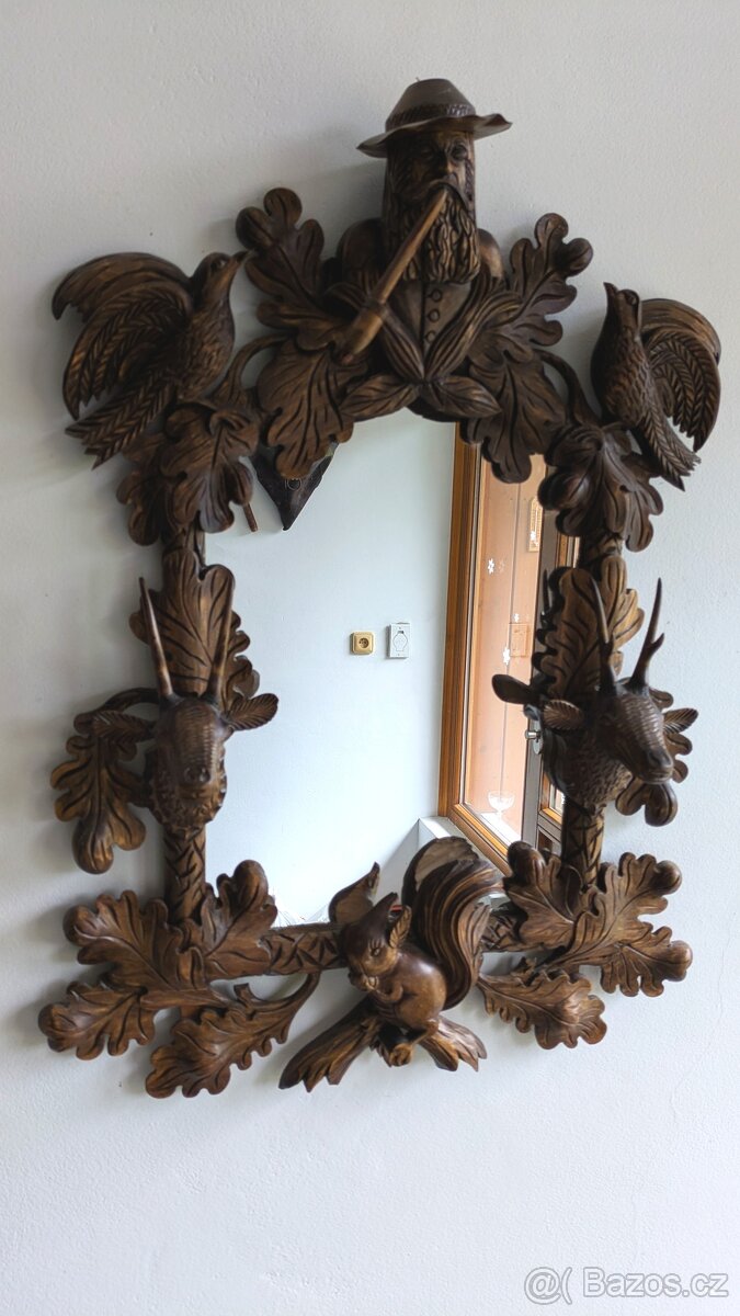 Bohatě vyřezávané zrcadlo s Krakonošem