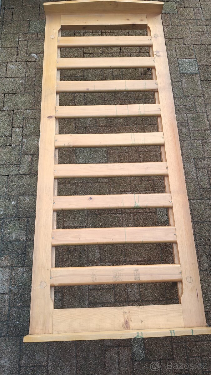 Starou dřevěnou postel