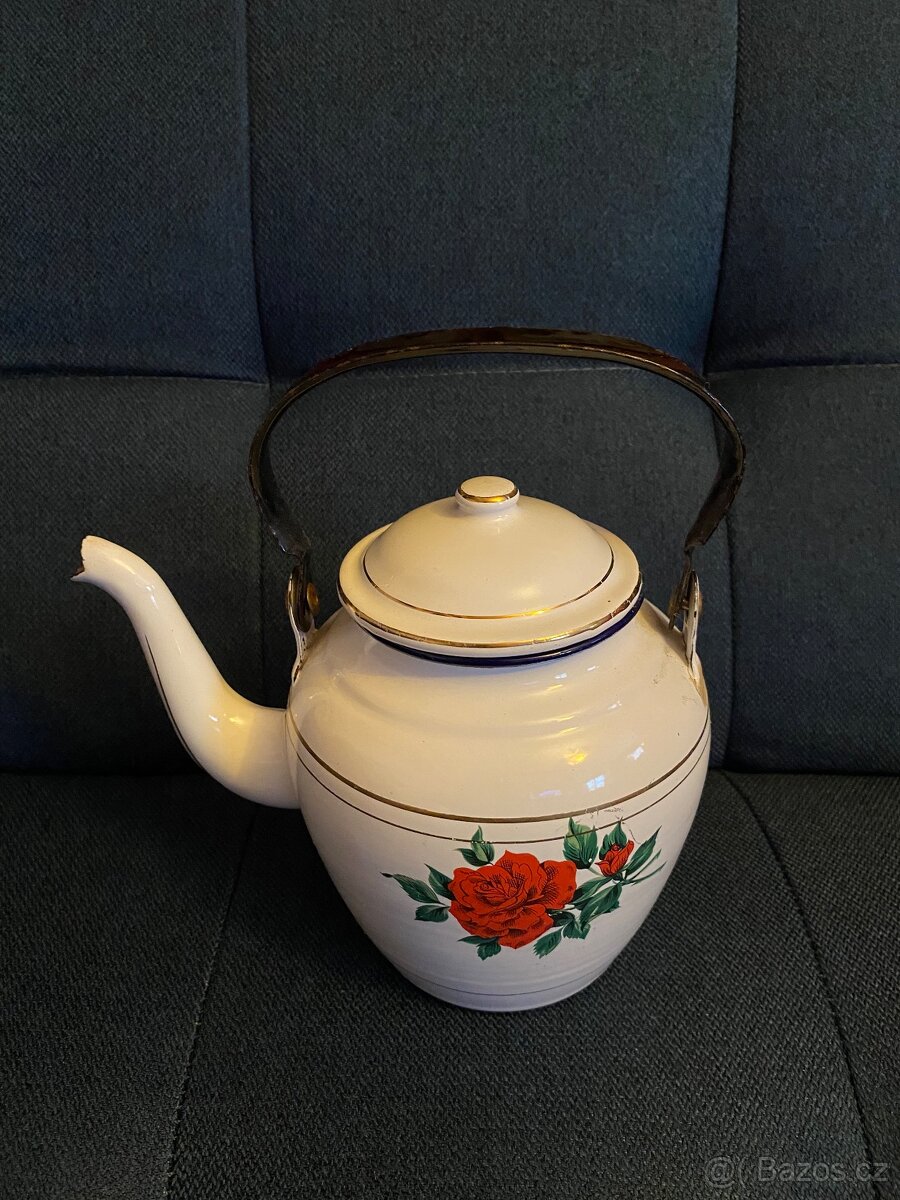 Stará smaltovaná konvička