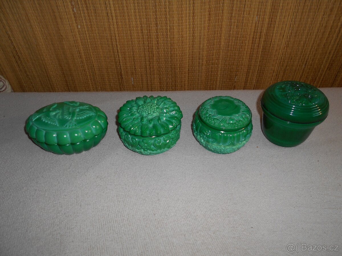 Staré dózy. Nepoškozeny.