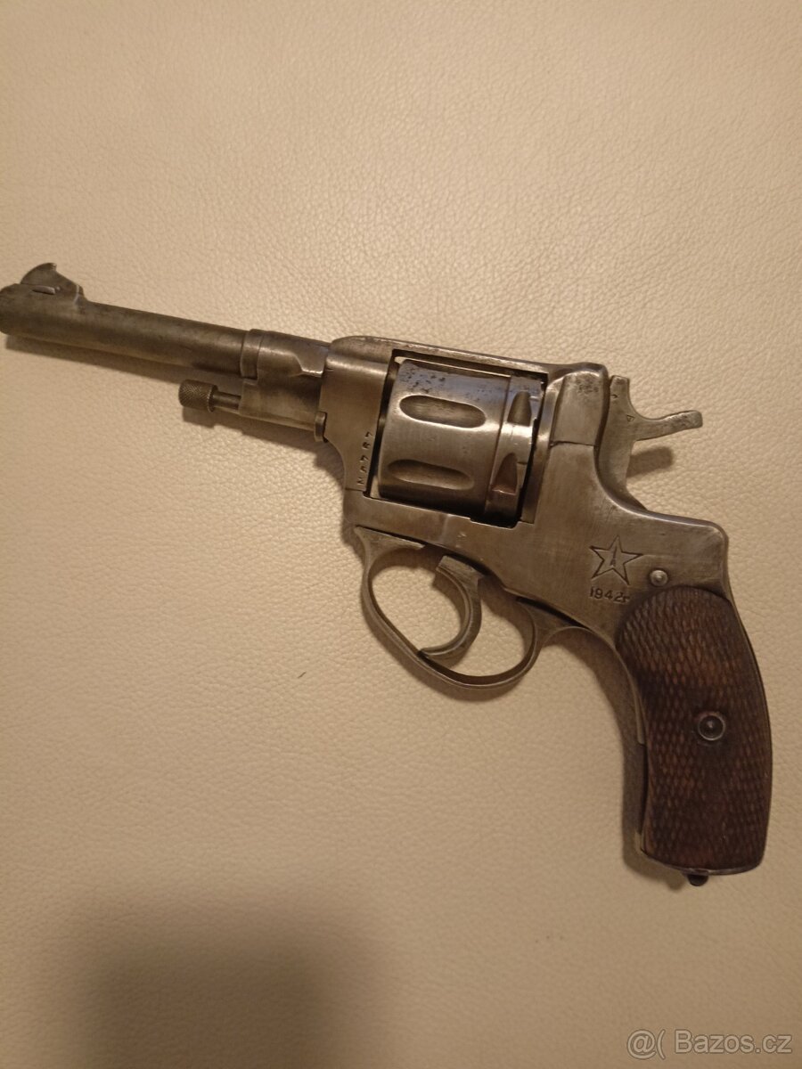 Revolver NAGANT 1942