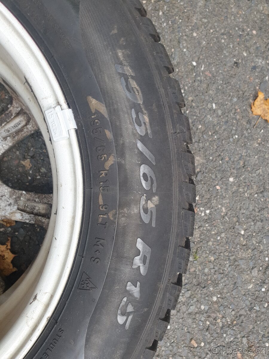 Audi A4 Zimní gumy Pirelli na disku
