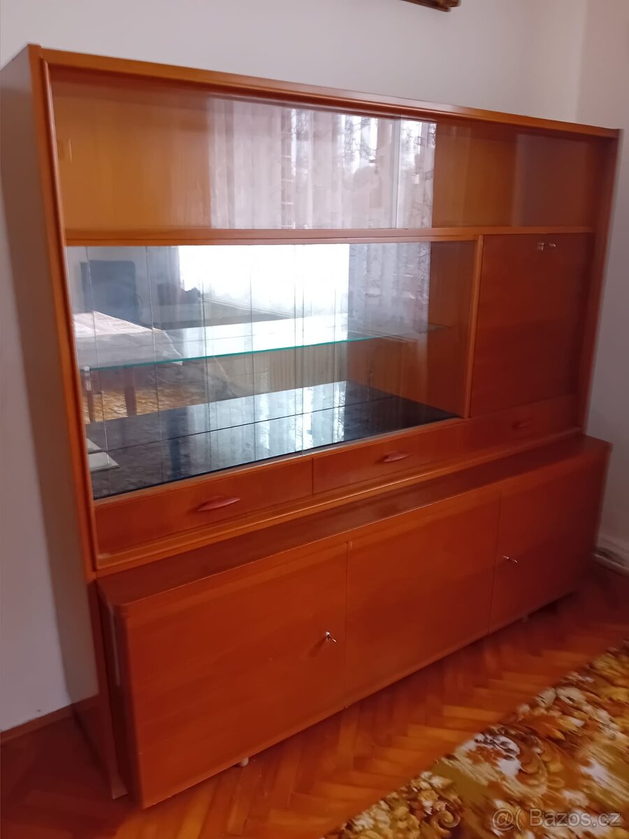 STARÝ SEKRETÁŘ-PROSKLENÝ.