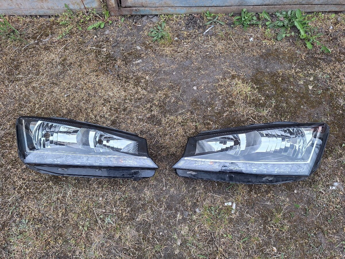 Škoda Fabia III face - přední světla (ulámané držáky)
