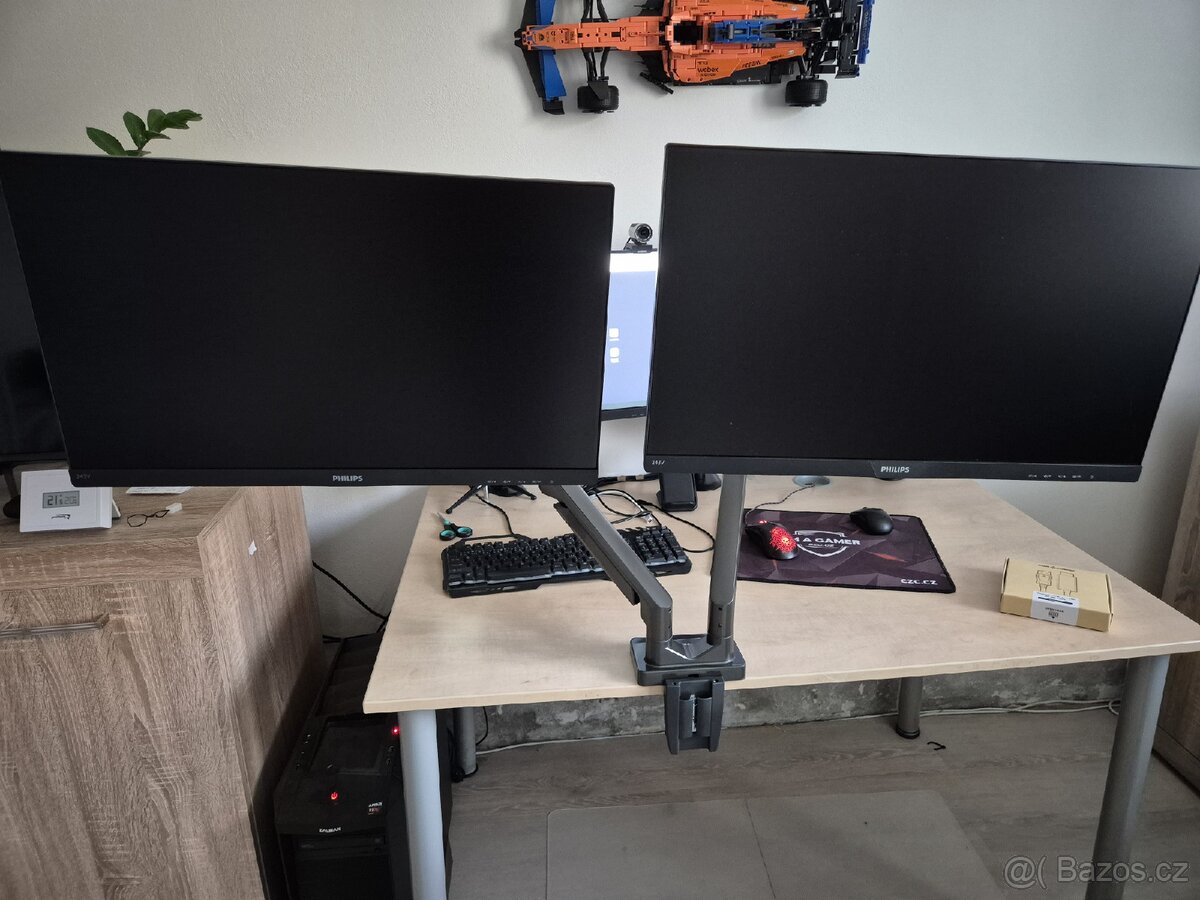 Držak na 2 monitory + 2 monitory