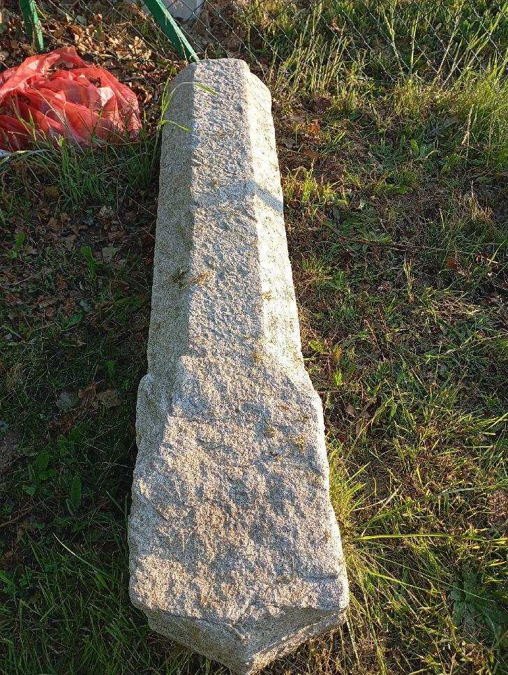 Kamenný sloupek