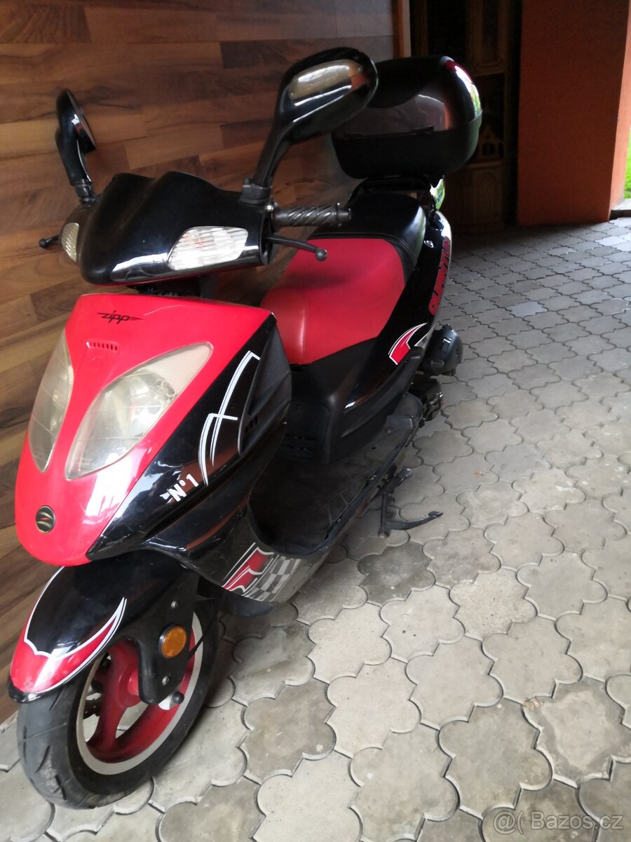 Skutr zipp 50ccm naj. Jen 3200tkm