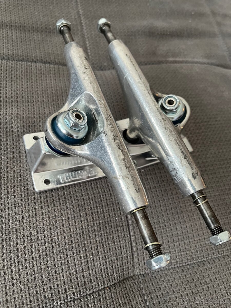 Skateboard deska, kolečka, trucky a hardware
