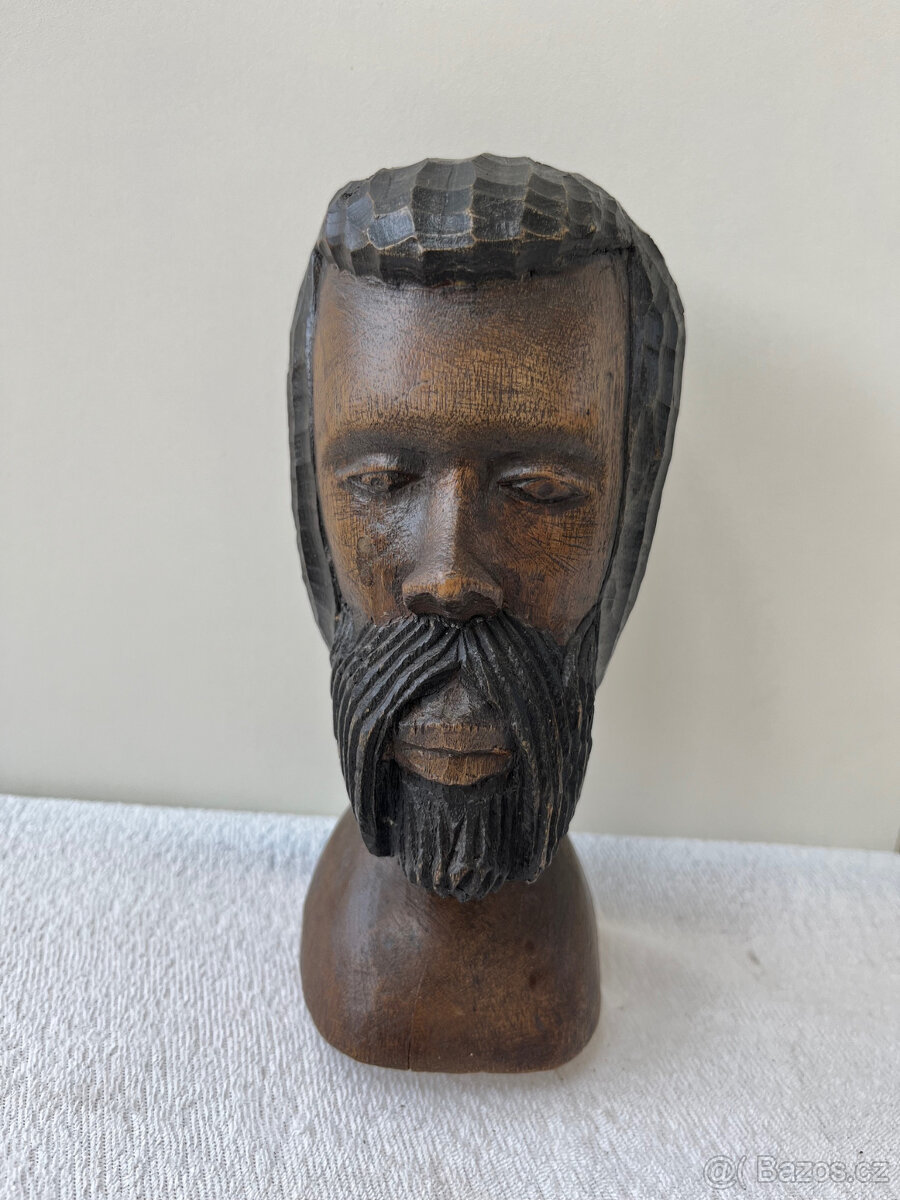 Dřevěná vyřezávaná hlava