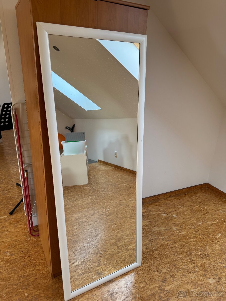 Zrcadlo v bílém dřevěném rámu