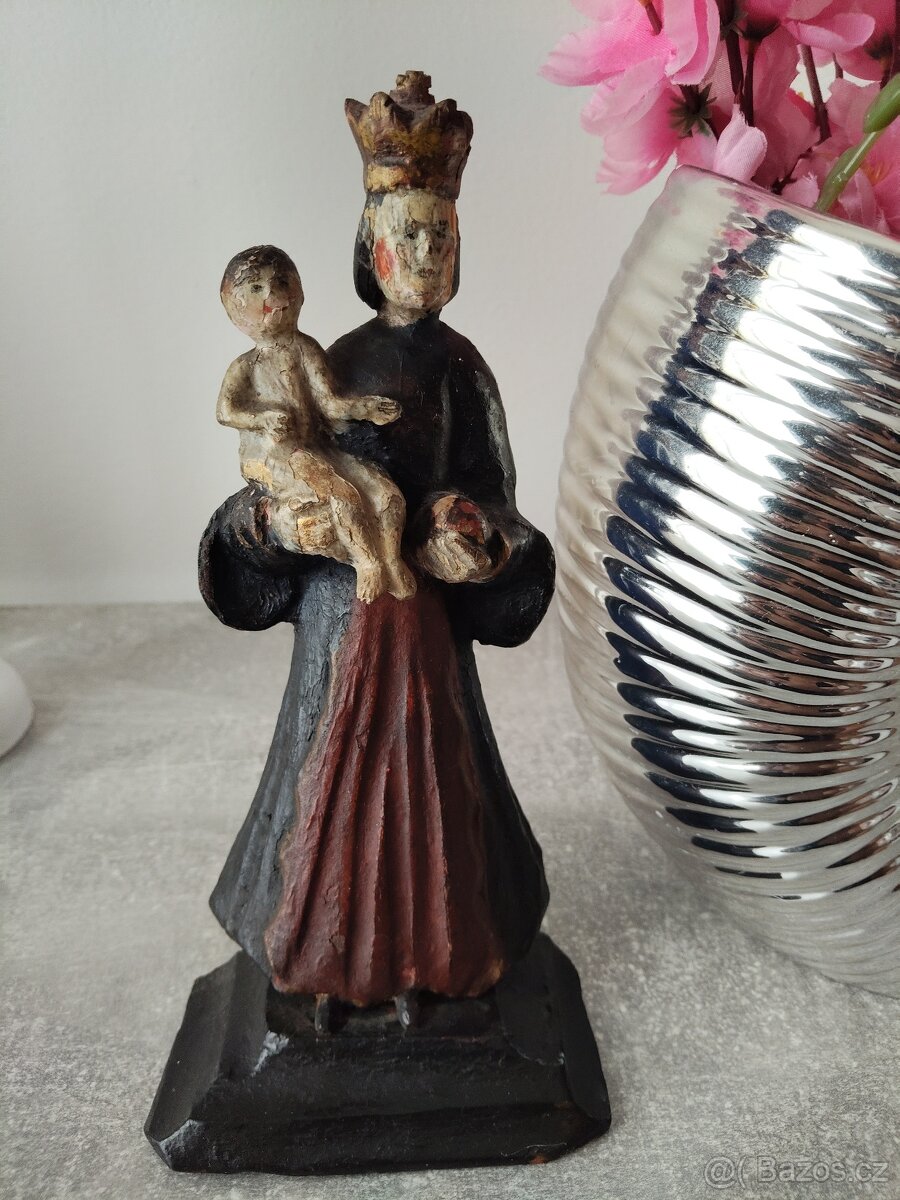 Stará dřevěná socha