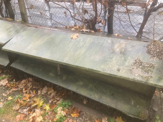 Krmící plechová bedna