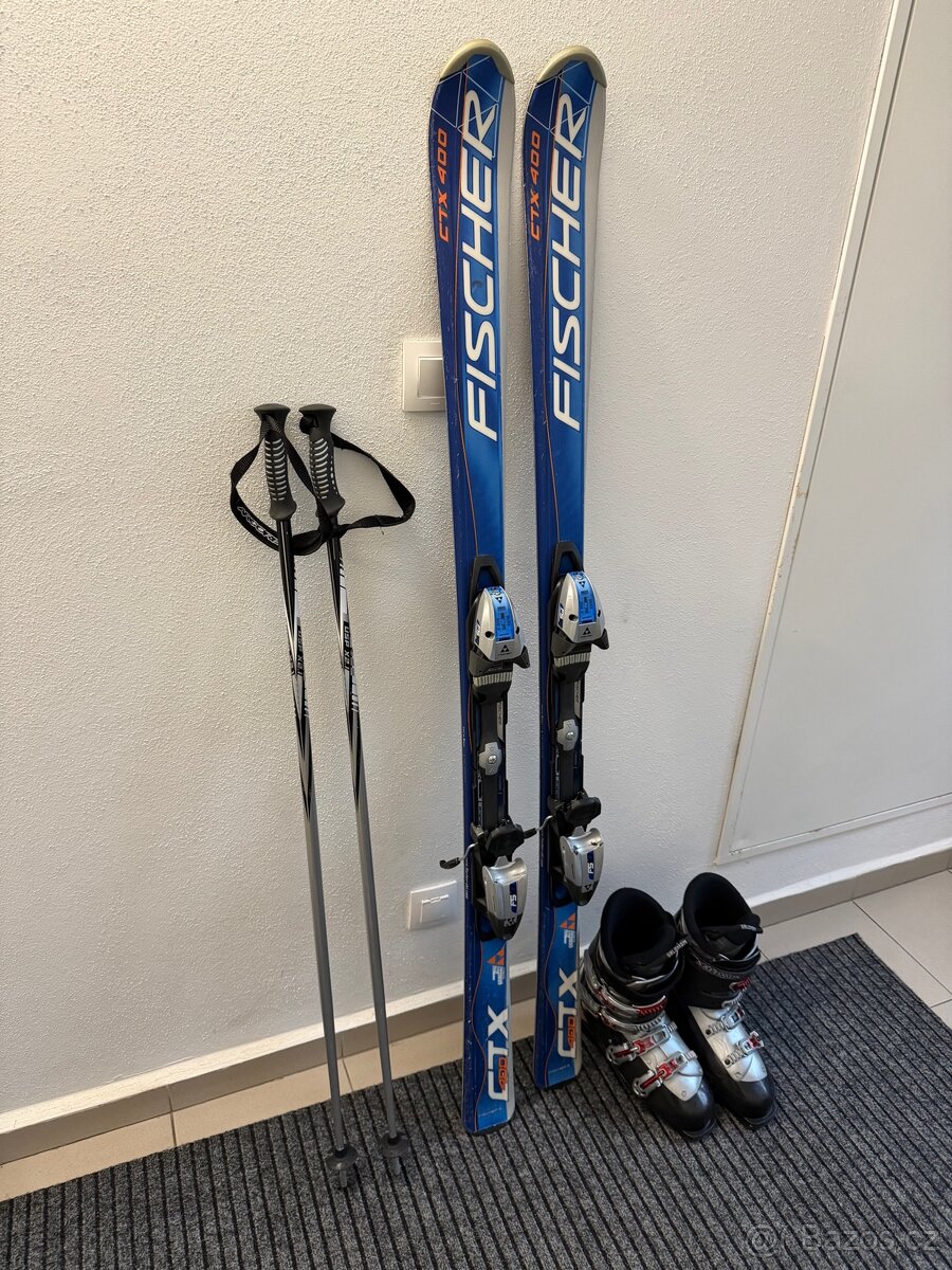 Lyže + lyžařské boty + hůlky + lyžařský vak