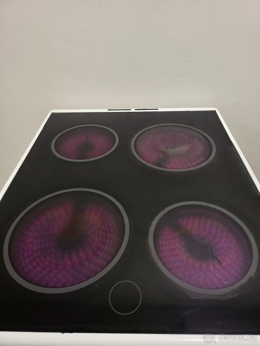 kuchyňský sporák Zanussi s deskou ze sklokeramiky, elektrick