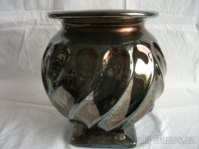 nádhernou vázu z irisovaného skla