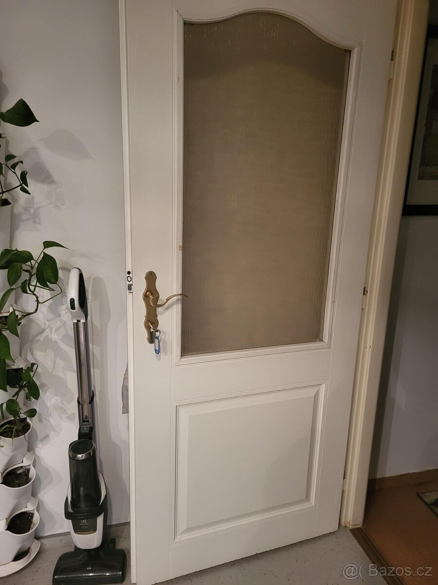 Interiérové bílé dveře