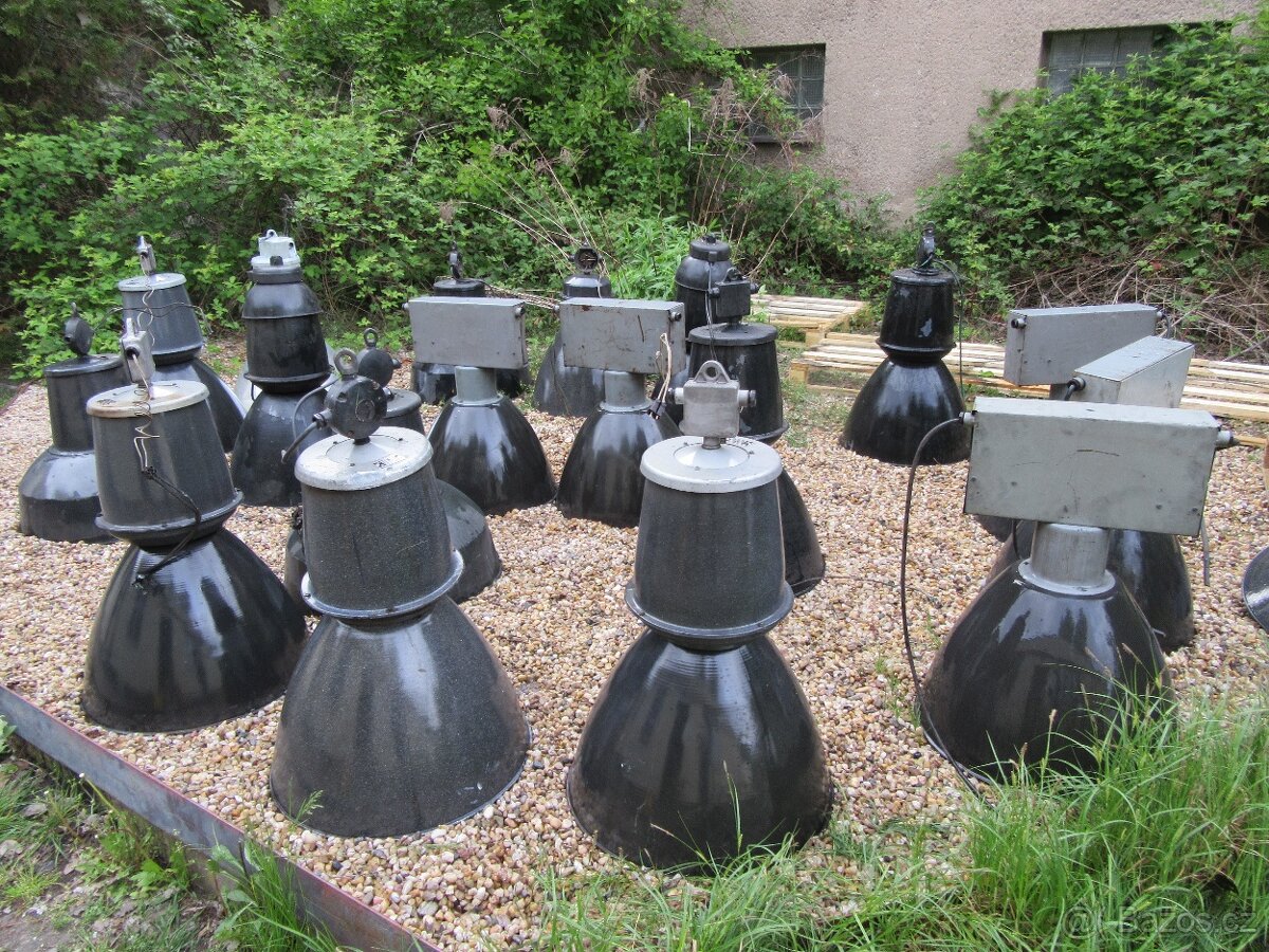 Nabízím staré industriální lampy 18 ks. Stav dle fotografii.