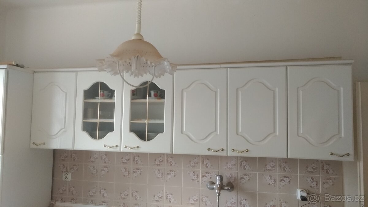 kuchyňská linka délka 3m vestavena lednice z mrazakem