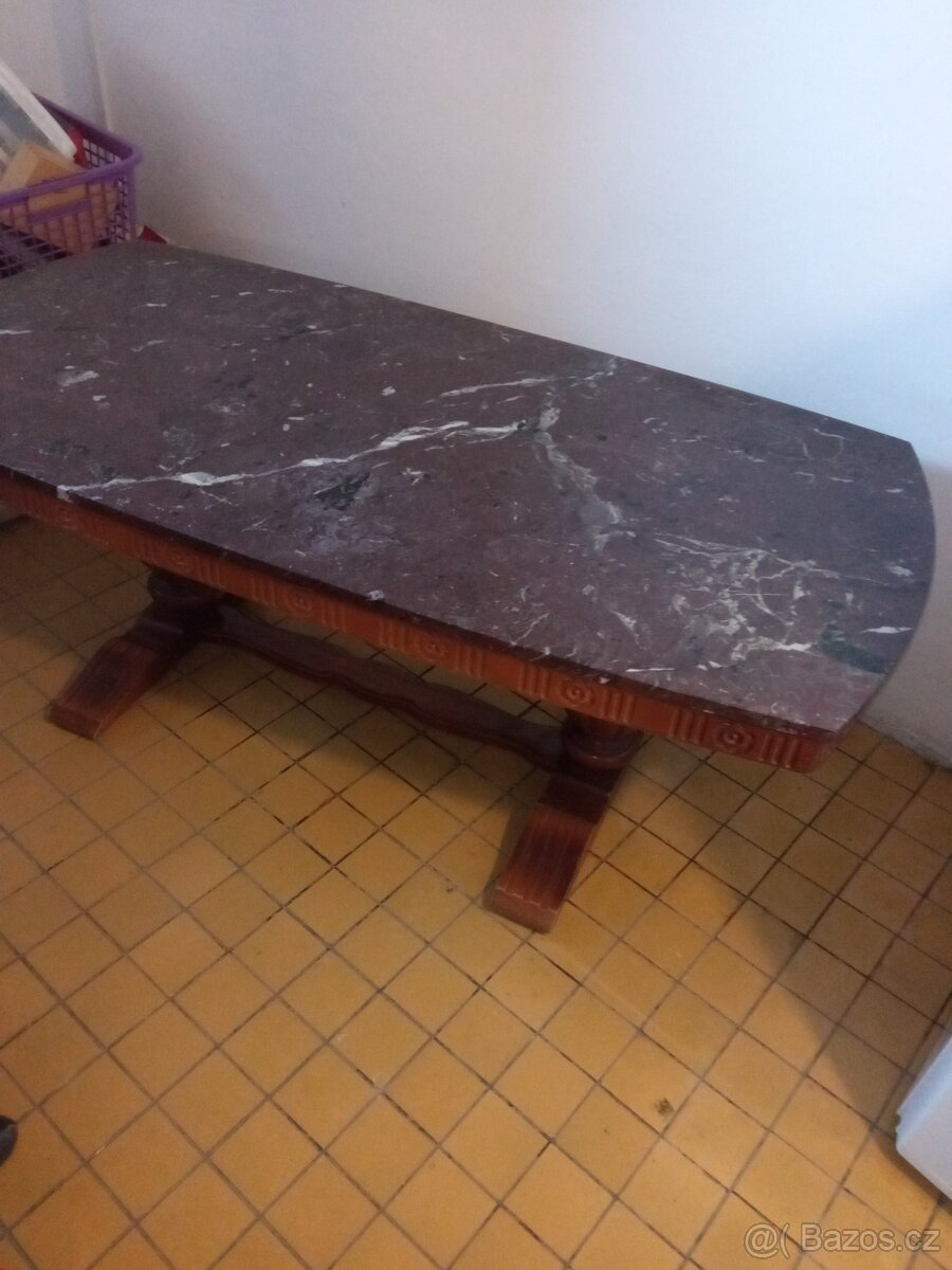 Mramorový stůl.