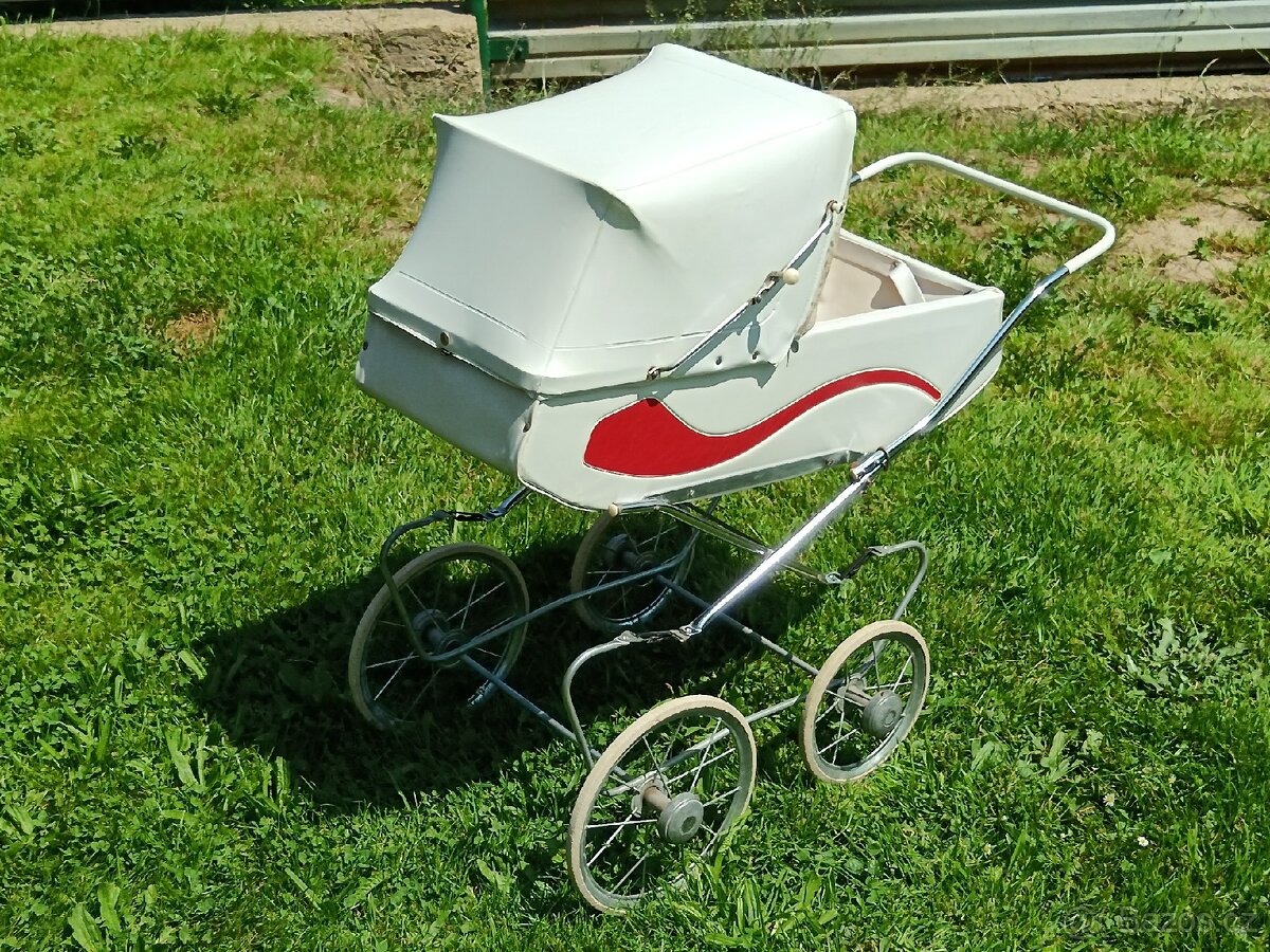 Dětský retro kočárek pro panenky