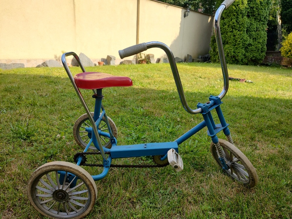 Dětská retro tříkolka v pěkném funkčním stavu.