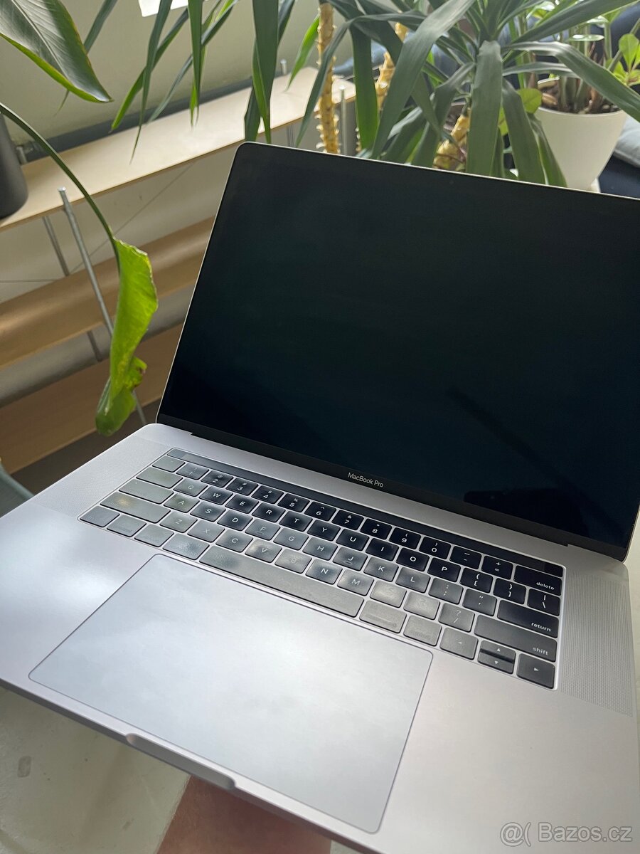 MacBook Pro 15" (2016) – i7, 16 GB RAM, 256 GB SSD