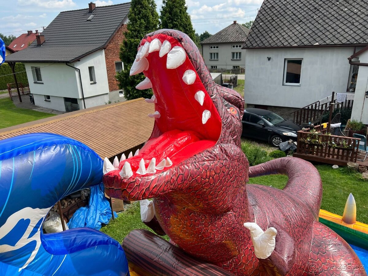 SKAKACÍ HRAD DINO vs SHARK