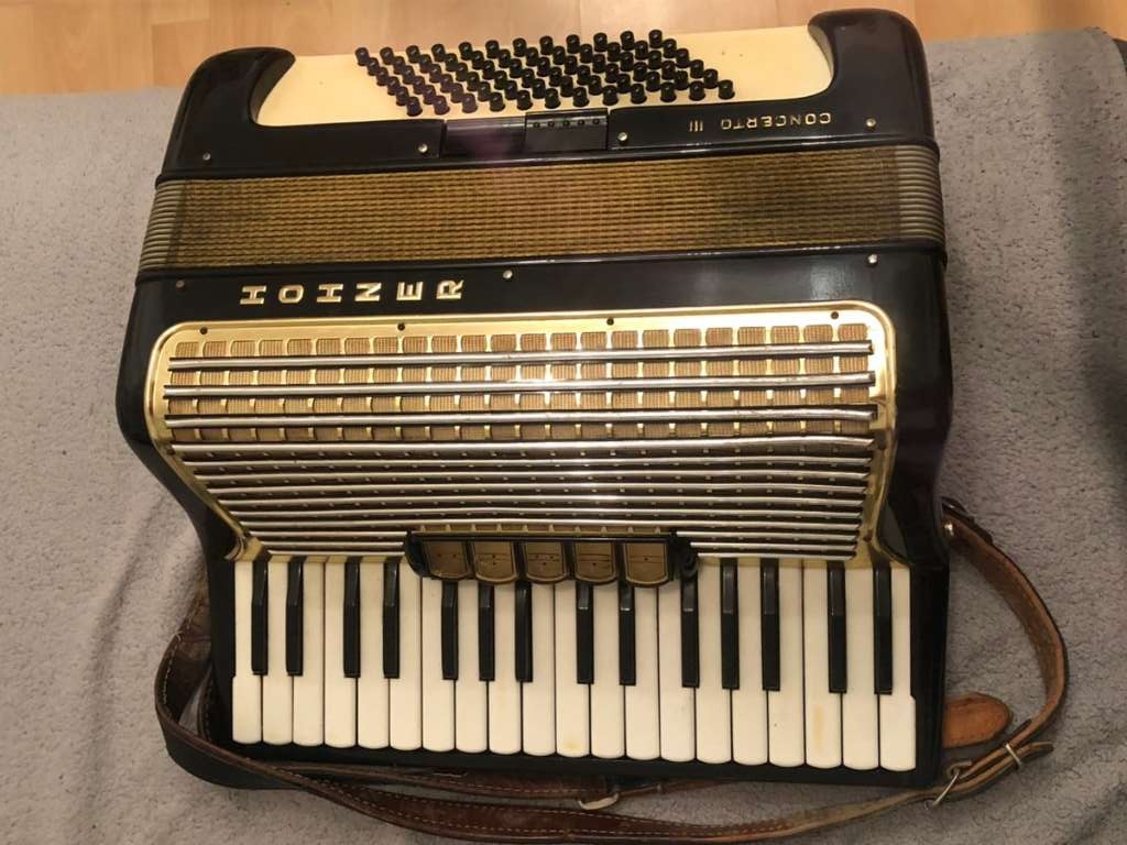 Akordeon HOHNER CONCERTO III - 72 basový