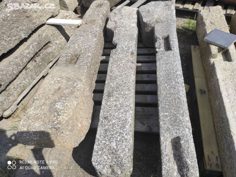 Staré kamenné sloupky, žulové sloupky, sloupek