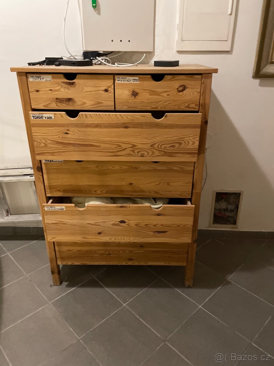 Dřevěná skříň