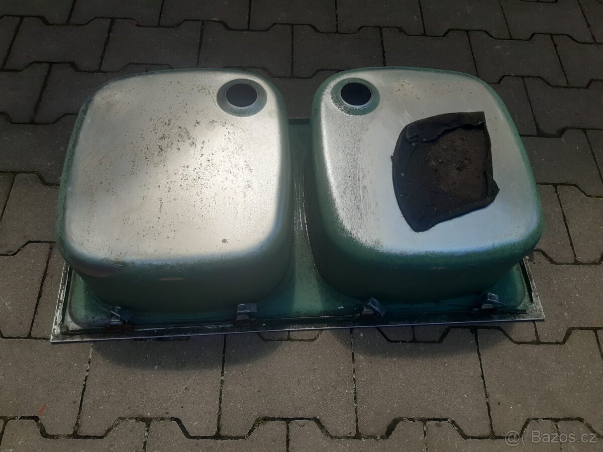 Nerezový kuchyňský dvoudřez dřez