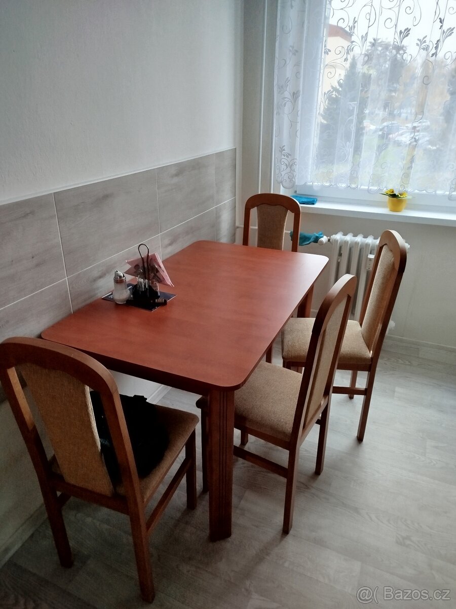 Jídelní stůl a židle