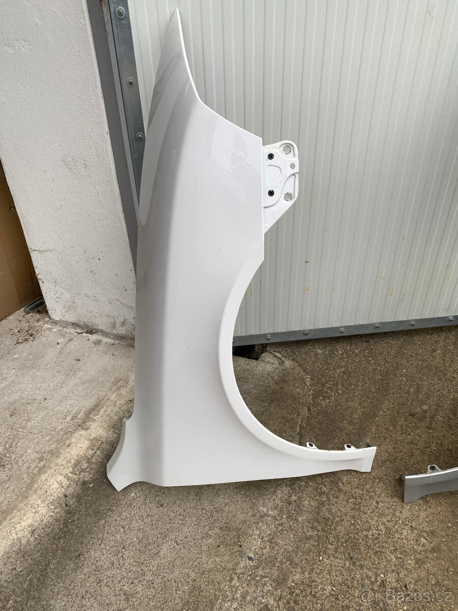 predni blatnik skoda octavia 2 II pravy 1026 bily