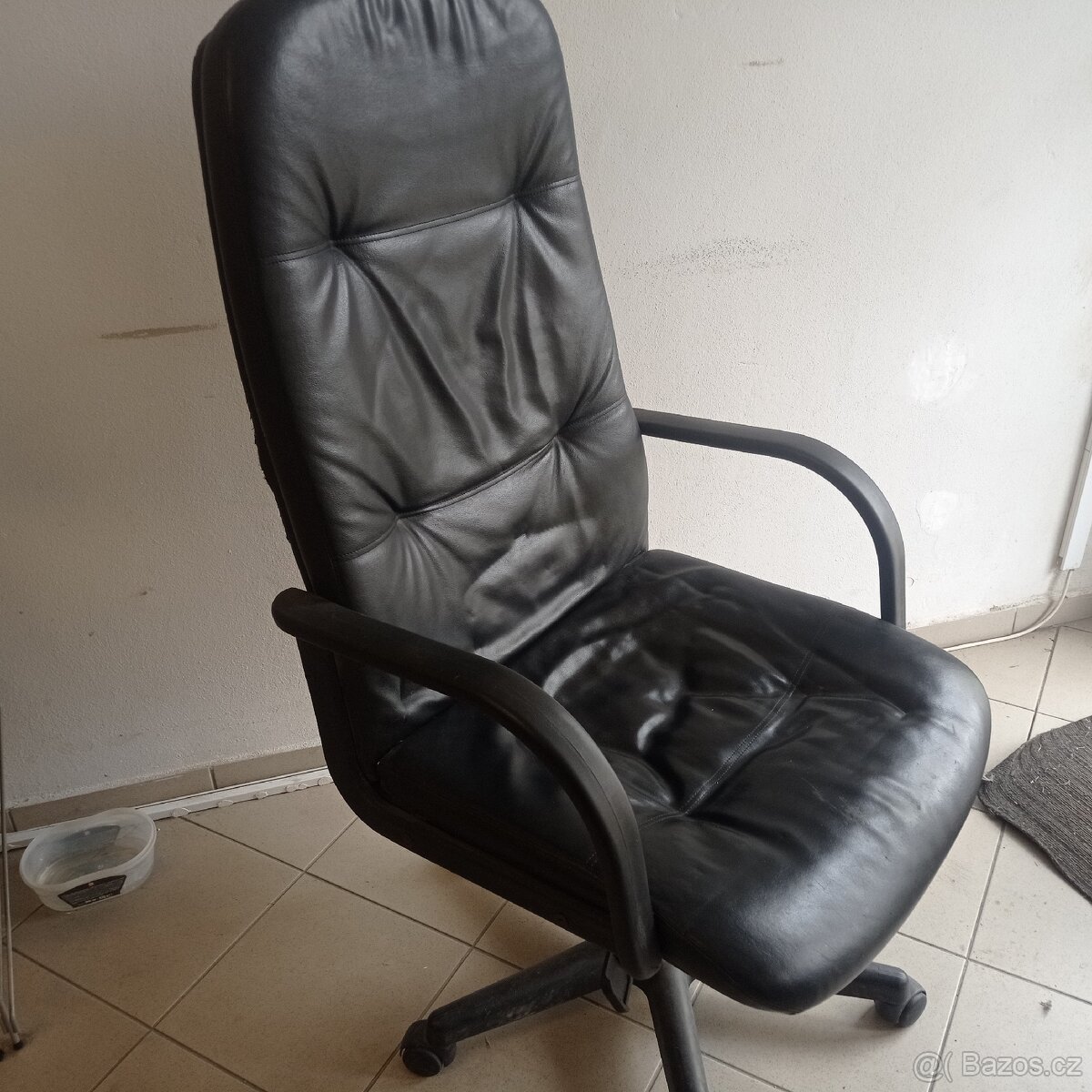 Starší kancelářské křeslo