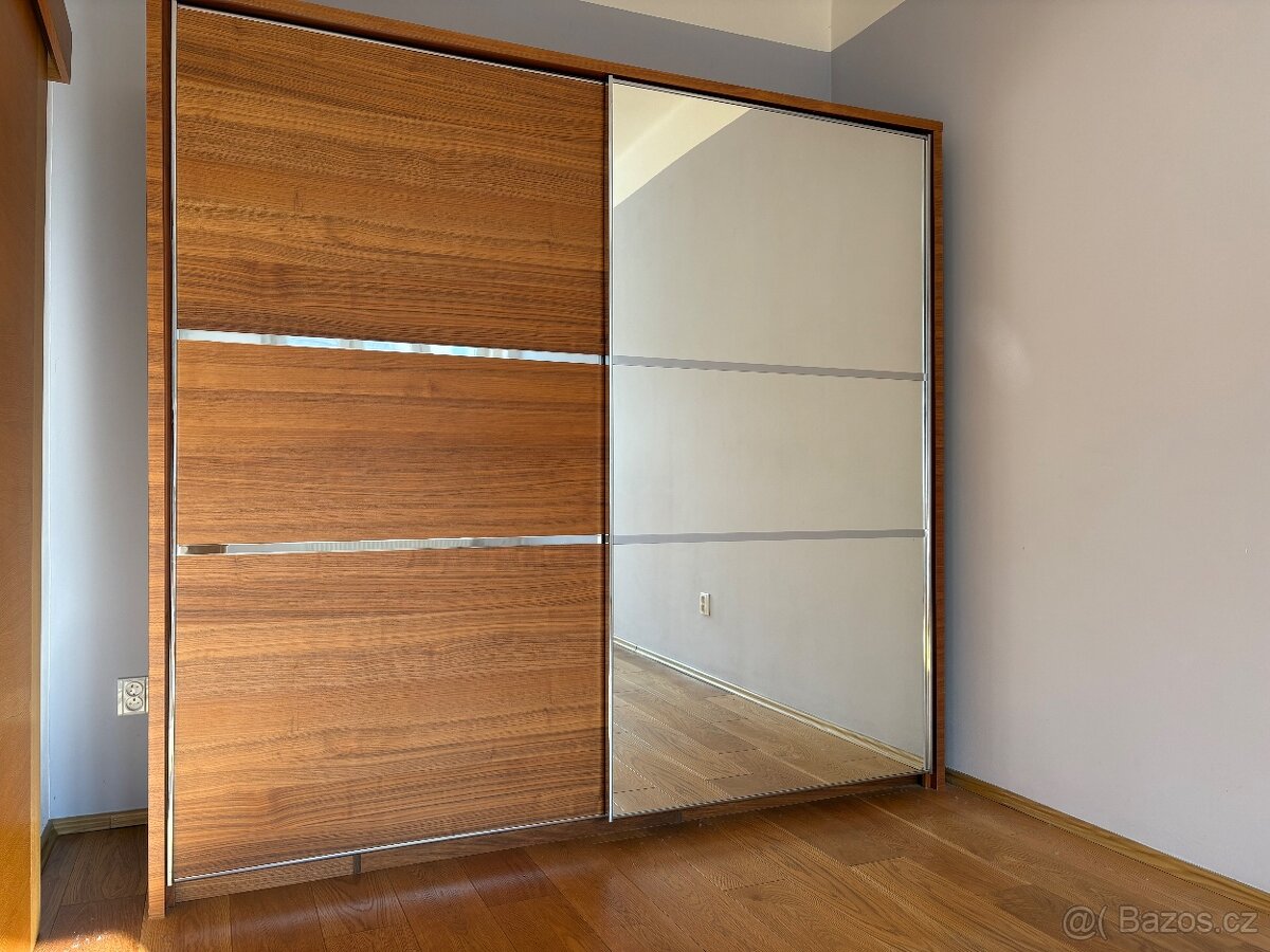 Skříň, pravá dřevěná dýha, posuvné dveře, zrcadlo