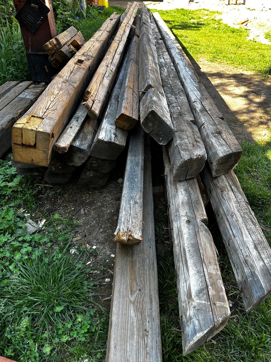 Palivové dřevo - staré trámy