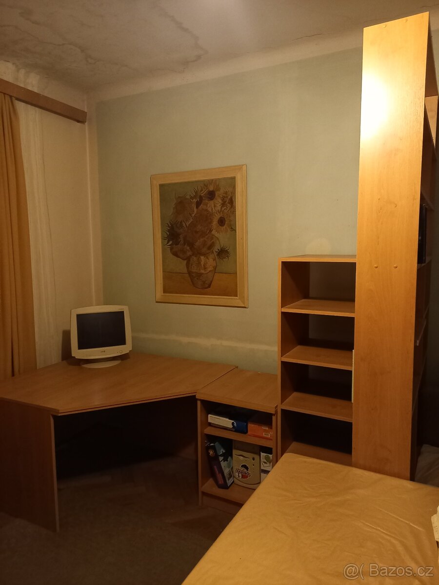pracovní stůl a policová sestava