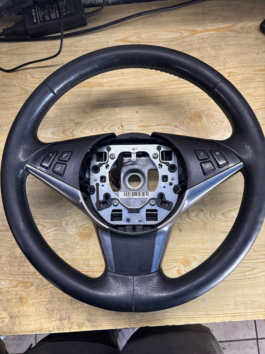 Bmw e60 volant na tlačitko