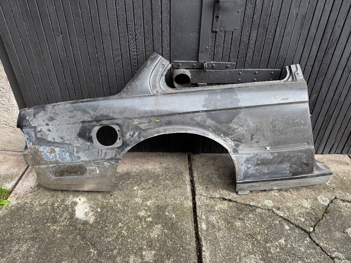 BMW E30 pravý zadní blatník coupe chrom