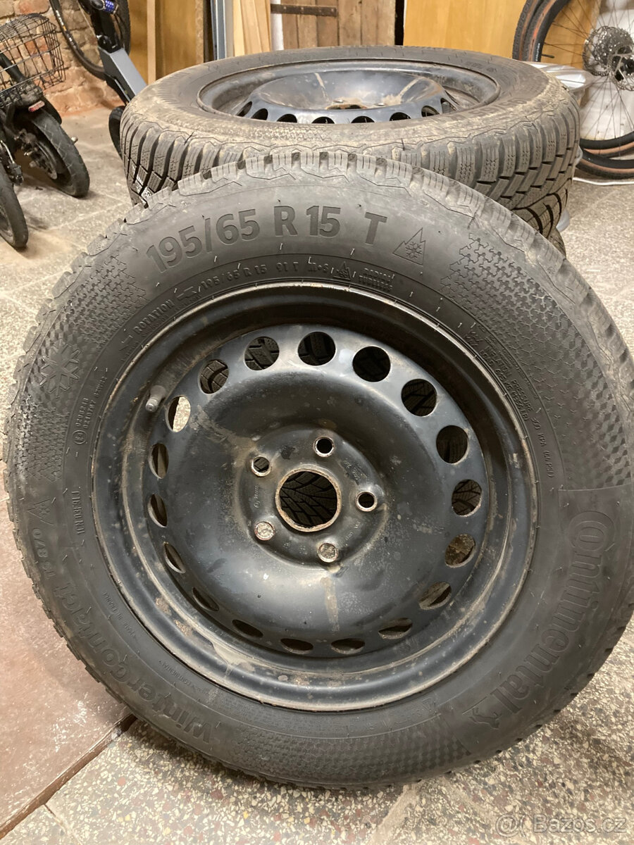 Kola se zánovními zimními pneu Continental 195/65 R15