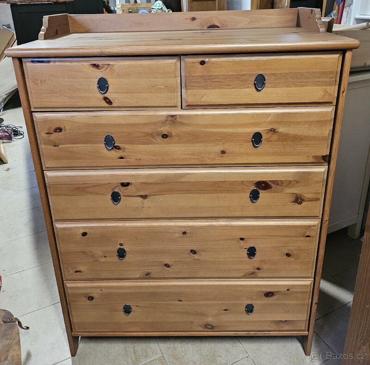 Komoda Ikea Leksvik mořidlo antik 6 šuplíků