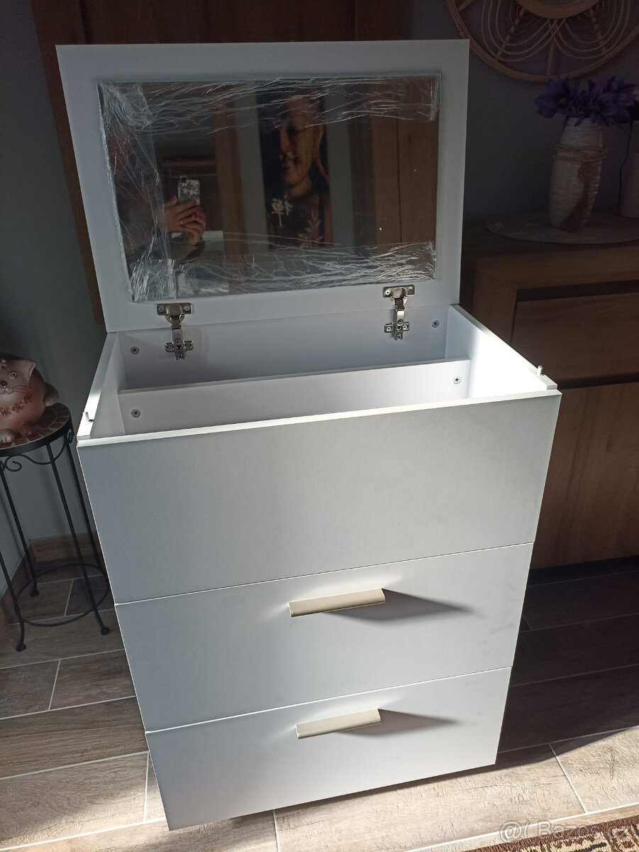 Nová kosmetická skříňka