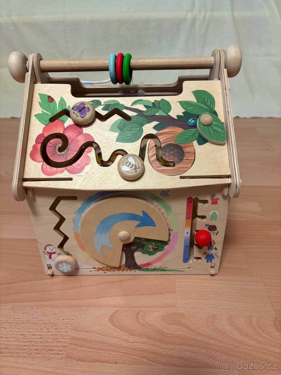 Dřevěný domeček na procvičování motoriky .