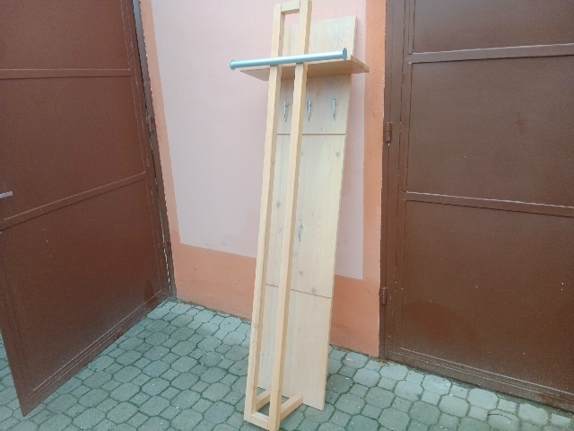 Dřevěný nástěnný věšák